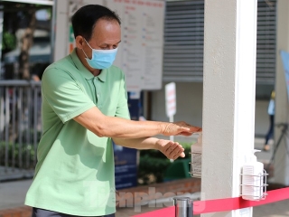 Mục kích khai báo y tế bằng 'nhất dương chỉ' ở bệnh viện lớn nhất Sài Gòn - ảnh 4