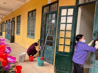 Trường học Hà Nội chia đôi lớp, lắp vách ngăn đón học sinh trở lại