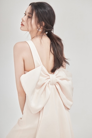 Trong bộ ảnh mới nhất, Trương Quỳnh Anh khiến nhiều người suýt xoa khi diện váy trắng thanh nhã, khoe tấm lưng trần cùng chiếc nơ to bản sau lưng.