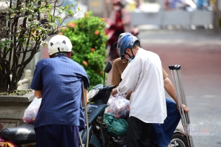 Người nghèo bật khóc ở siêu thị 0 đồng Sài Gòn