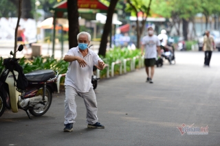 Cả nước ngày đầu nới cách ly xã hội, ngàn phương tiện ken kín đường