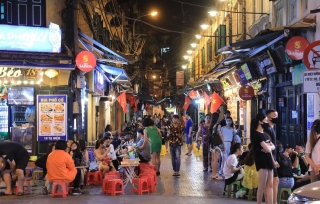 Hà Nội quy định người bán thức ăn đường phố phải đeo khẩu trang