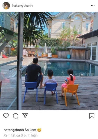Khoảnh khắc ông xã ngồi ăn kem cùng hai con bên trong biệt thự triệu đô được Tăng Thanh Hà chia sẻ gần đây.