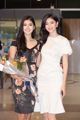 … và Á hậu Ngô Thanh Tú Tú đều chọn phong cách nhẹ nhàng, đơn giản để chào đón Hoa hậu Quốc tế 2017 sang Việt Nam.