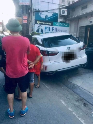 Ngán ngẩm chiếc xe Lexus đỗ trước nhà dân, bị người trong nhà viết kín chữ - Ảnh 3.