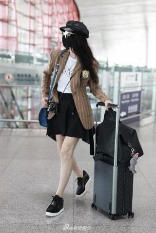 Cách ăn mặc của Phạm Băng Băng tại sân bay luôn tùy theo tâm trạng lúc thì trông cô xinh đẹp, sành điệu lắm lúc thì trông chả giống ai