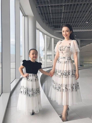 Mẹ con nghệ sĩ múa Linh Nga kiêu sa trong kiểu váy sheer xếp ly họa tiết các nốt nhạc đặc sắc