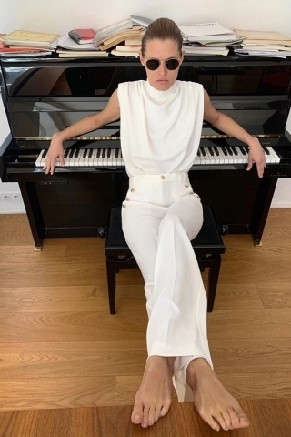 Những items basic của Zara như áo cộc tay cùng quần suông ống rộng được người mẫu khoác trên mình tự ngồi chụp hình bên chiếc đàn piano