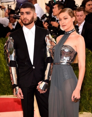 Tại Met Gala 2016, Zayn Malik diện vest đen lịch lãm điển trai nắm chặt tay cô bạn gái chân dài khoe dáng trong kiểu váy xám xuyên thấu cùng chất liệu metallic đính trên thân váy . Nhấn nhá cho set đồ anh bạn trai còn đính hai bên tay kiểu găng tay như những siêu anh hùng trong phim Marvel.