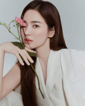 Song Hye Kyo chứng minh thần thái ngày càng lên hương, đồ khó mấy cũng có thể cân đẹp - Ảnh 3.