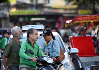 Lơ là phòng dịch, nhiều người dân “quên” đeo khẩu trang tại nơi công cộng -0