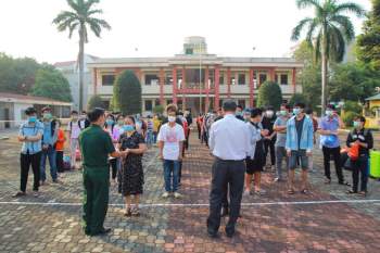 354 sinh viên ĐH Thủ Dầu Một được về nhà sau cái Tết trong khu cách ly - Ảnh 3.