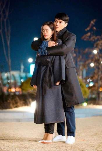 Hyun Bin và Son Ye Jin chính là couple diện áo khoác dáng dài đỉnh nhất, càng ngắm càng thấy đẹp đôi và đẳng cấp - Ảnh 2.