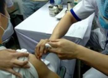 Video: 100 y, bác sĩ BV Nhiệt đới được tiêm vaccine COVID-19 