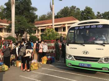 354 sinh viên ĐH Thủ Dầu Một được về nhà sau cái Tết trong khu cách ly - Ảnh 5.