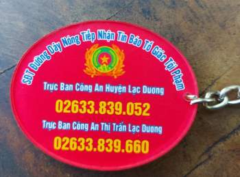 Tặng móc khóa an ninh cho người dân dưới chân núi Lang Biang - ảnh 2