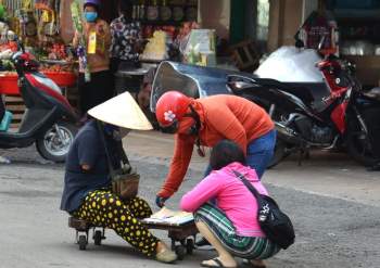 Vé số 'năm Covid': Tình yêu cổ tích của người phụ nữ mất hai tay, một chân - ảnh 4