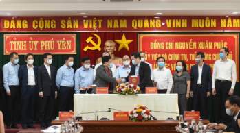Giám đốc Điều hành Vietjet Đinh Việt Phương ký biên bản ghi nhớ cùng đại diện UBND tỉnh Phú Yên