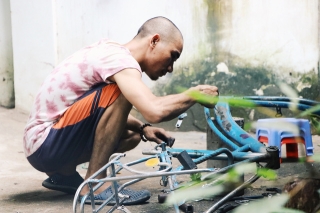 Chàng trai biến xe đạp sắt vụn thành xe mới toanh tặng người nghèo ở Sài Gòn - Ảnh 1.