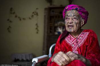 Cụ bà Fatma Tarnouni, 106 tuổi người có hình xăm từ khi còn nhỏ