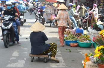 Vé số 'năm Covid': Tình yêu cổ tích của người phụ nữ mất hai tay, một chân - ảnh 2