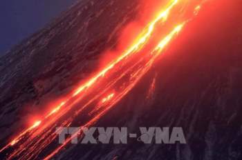 Ảnh: Núi lửa Kamchatka của Nga tuôn trào dung nham - 3