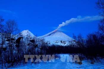 Ảnh: Núi lửa Kamchatka của Nga tuôn trào dung nham - 4