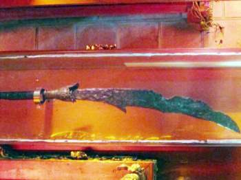 Cây đại đao nổi tiếng của Mạc Đăng Dung hiện được lưu giữ trong thái miếu ở Nam Định.