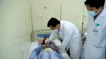 Người phụ nữ ở Hà Nội được phẫu thuật ung thư bằng phương pháp hiện đại nhất - Ảnh 2.