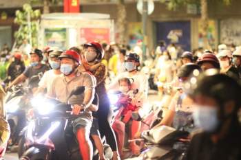 Người Sài Gòn mang khẩu trang, đổ xô vào trung tâm thành phố chơi Noel - Ảnh 5.