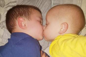 Nhìn bức ảnh hai anh em hôn nhau bình yên, không ai nghĩ rằng đó lại là bức ảnh của cậu em tự kỷ hôn anh trai đang bị ung thư não của mình - Ảnh 1.
