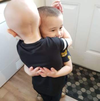 Nhìn bức ảnh hai anh em hôn nhau bình yên, không ai nghĩ rằng đó lại là bức ảnh của cậu em tự kỷ hôn anh trai đang bị ung thư não của mình - Ảnh 5.