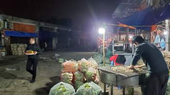 Thờ ơ phòng chống dịch tại các chợ đầu mối đông đúc của TP Hà Nội - Ảnh 2.