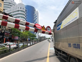 Hà Nội: Xe tải đâm gãy cột giới hạn chiều cao cầu vượt Tây Sơn, giao thông giữa trưa nắng ùn tắc - Ảnh 1.