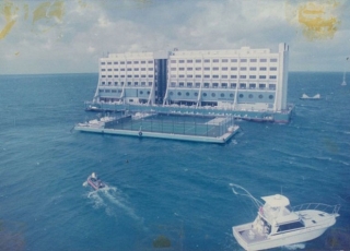 Loạt ảnh và bí mật hiếm hoi về “khách sạn nổi” đầu tiên ở Việt Nam – công trình du lịch có số phận hẩm hiu nhất thế giới - Ảnh 7.