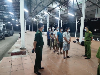 Phát hiện 6 người đi bộ ven biển từ Đà Nẵng về Huế để trốn cách ly - Ảnh 1.