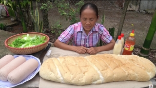 Làm bánh mì xúc xích siêu to khổng lồ nhưng Bà Tân Vlog lại bị bắt lỗi vì dùng lại chảo dầu cũ đã đen sì - Ảnh 1.