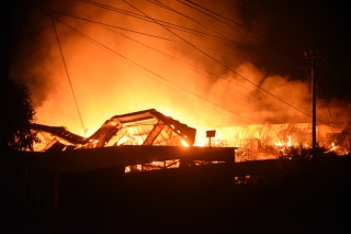 Cháy lớn ở Bình Định, thiêu rụi hàng ngàn m2 nhà xưởng tại xí nghiệp sản xuất đồ gỗ xuất khẩu - Ảnh 1.