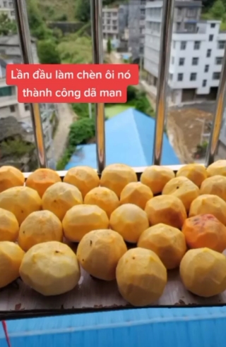 Tranh thủ lúc vào mùa, cô nàng tập tành làm hồng treo gió nhưng thành quả sau vài ngày chờ đợi nhìn mà tuyệt vọng - Ảnh 2.