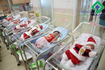 Khi bạn ra đời vào ngày Giáng sinh: Loạt ảnh các bé vừa chào đời đã được diện đồ Noel khiến dân mạng rần rần chia sẻ vì nhìn cưng muốn xỉu - Ảnh 2.