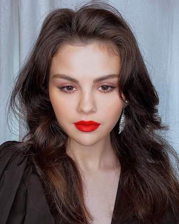 Selena Gomez chứng minh vị thế nữ hoàng selfie với màu môi cực nổi mà bạn có thể muốn thử đấy - Ảnh 1.