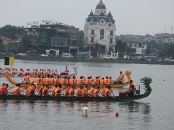 Phú Thọ: Sôi nổi cuộc đua bơi chải trên hồ Công viên văn lang dịp Giỗ Tổ Hùng Vương 2021 - Ảnh 1.
