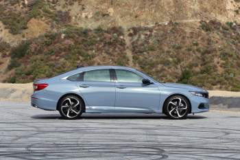 1. Honda Accord 2021 (giá khởi điểm: 24.770 USD, điểm nội thất: 8.1 / 10).