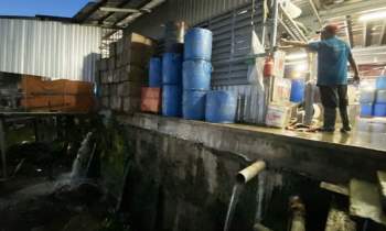 Chợ đầu mối thủy hải sản của Công ty TNHH Châu Việt Long xả nước thải không qua xử lý ra sông Hậu trong một khoảng thời gian dài. Ảnh: SGGP
