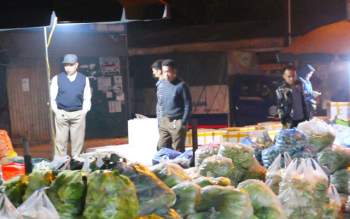Thờ ơ phòng chống dịch tại các chợ đầu mối đông đúc của TP Hà Nội - Ảnh 4.
