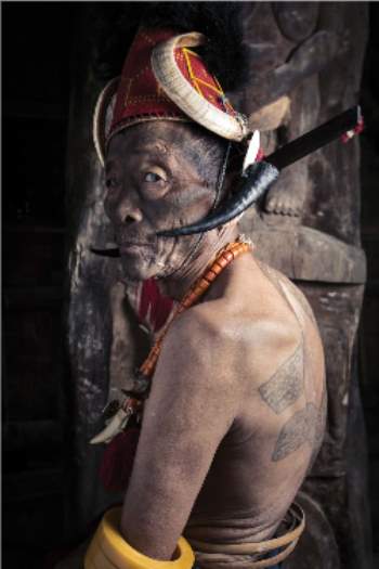 Tập tục săn đầu người của bộ lạc Konyak, ở bang Nagaland, Ấn Độ, đã diễn ra hàng thế kỷ trước nhưng bị cấm vào những năm 1970. Theo đó, những người này từng nổi tiếng là những chiến binh dũng mãnh và tàn bạo, họ là những chiến binh săn đầu người đáng sợ, chuyên chặt đầu kẻ thù làm kỷ niệm và có tục xăm hình để kỷ niệm những sự kiện quan trọng trong đời. Tuy nhiên, trong bộ tộc này chỉ còn lại vài người cao tuổi với những hình xăm phai mờ.