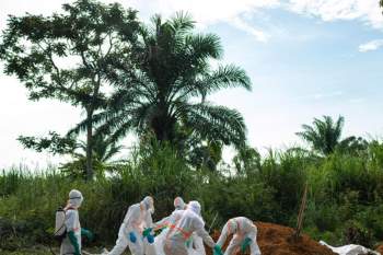 Ảnh: Một nạn nhân Ebola được chôn cất ở Beni, Congo, vào năm 2019. Ảnh Jerome Delay / AP