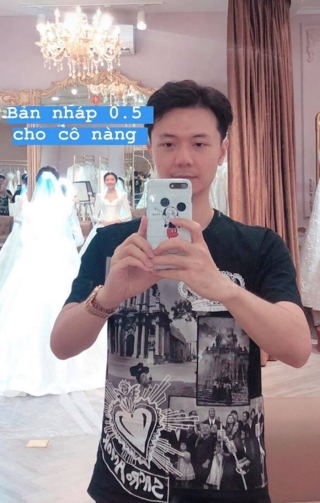 Hình ảnh ông xã Nhật Vũ chụp lén cảnh Thúy Vân thử váy cưới khiến fan nôn nóng chờ đám cưới cổ tích của cặp đôi.
