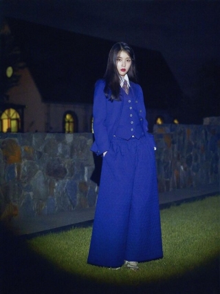 Gương mặt đại diện cho Gucci khu vực Hàn Quốc IU lạnh lùng trong bộ suit xanh dương sẫm cùng tone makeup đậm đà cá tính