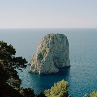 Khung cảnh thành phố Capri thuộc nước Ý do nhiếp ảnh gia Bea De Giacomo chụp cho Chanel lần này